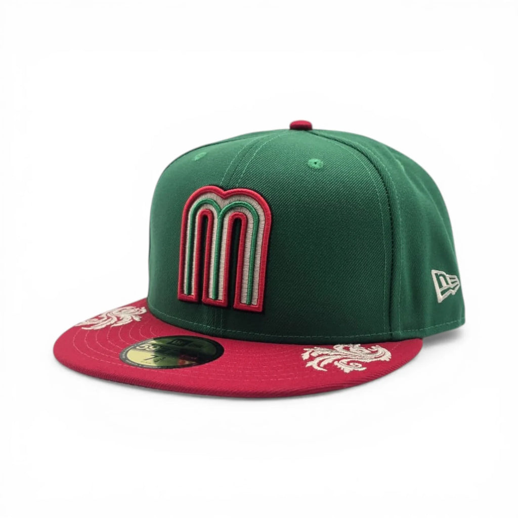 Gorra New Era 59Fifty cerrada: verde, con bordado en rojo y blanco, visera roja y parte inferior gris.
