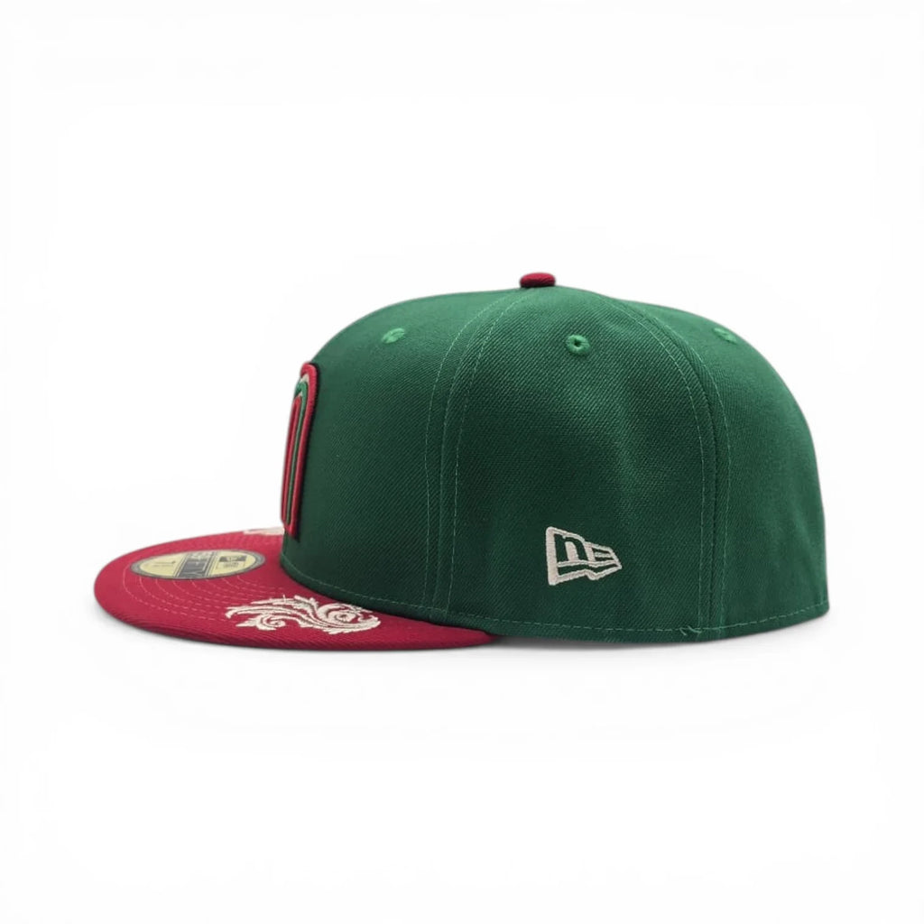 Gorra New Era 59Fifty cerrada: verde, con bordado en rojo y blanco, visera roja y parte inferior gris.