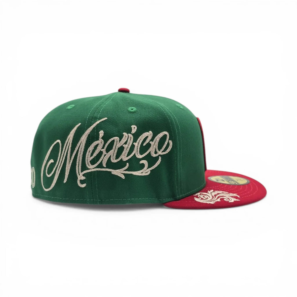 Gorra New Era 59Fifty cerrada: verde, con bordado en rojo y blanco, visera roja y parte inferior gris.