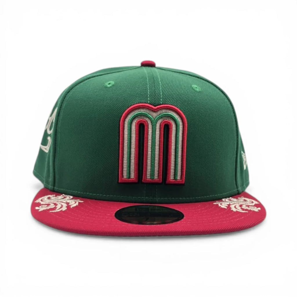 Gorra New Era 59Fifty cerrada: verde, con bordado en rojo y blanco, visera roja y parte inferior gris.