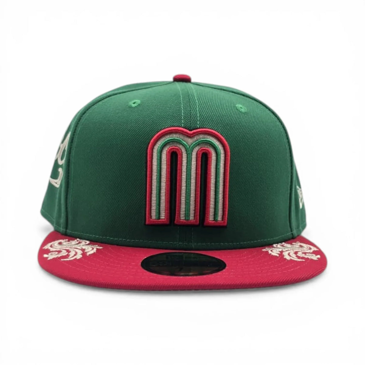 Gorra New Era 59Fifty cerrada: verde, con bordado en rojo y blanco, visera roja y parte inferior gris.