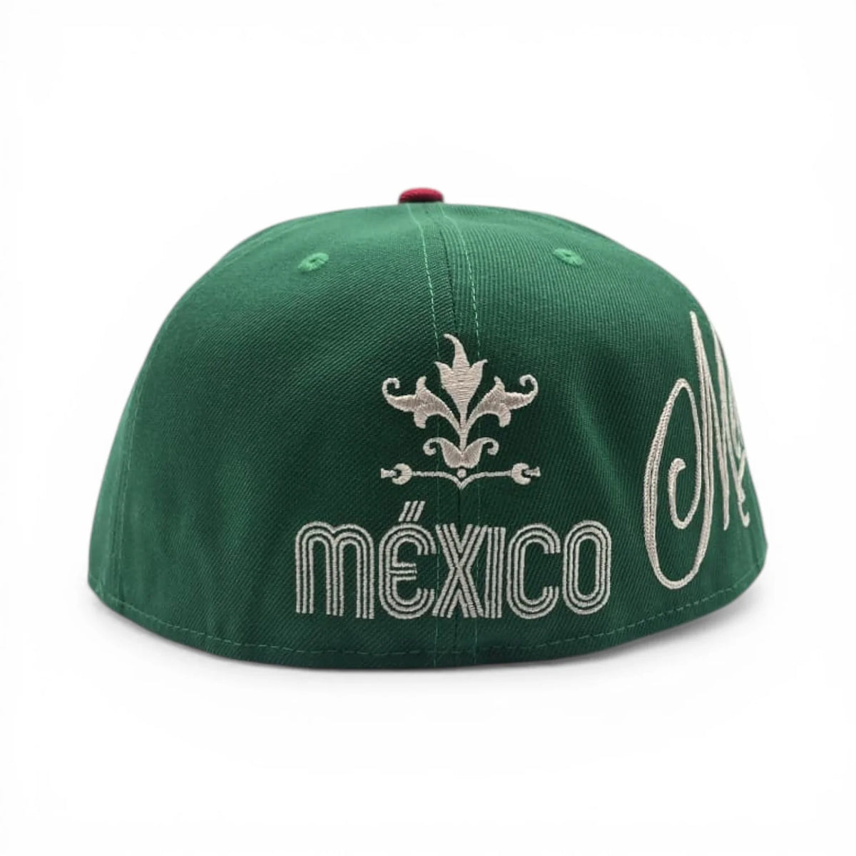 Gorra New Era 59Fifty cerrada: verde, con bordado en rojo y blanco, visera roja y parte inferior gris.
